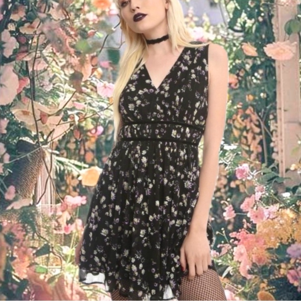 ❤️2/$15 PURPLE & YELLOW DAISY FLORAL V NECK MESH WOVEN DRESS